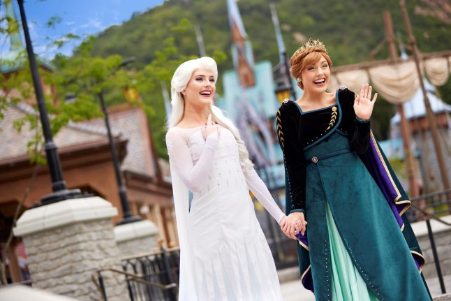 A Disney Christmas at Hong Kong Disneyland, Anna and Elsa - Halfway to the Holidays 2024