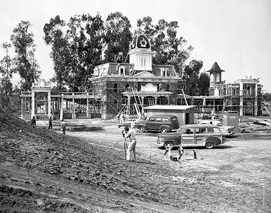 Building the Dream: The Making of Disneyland Park - City Hall