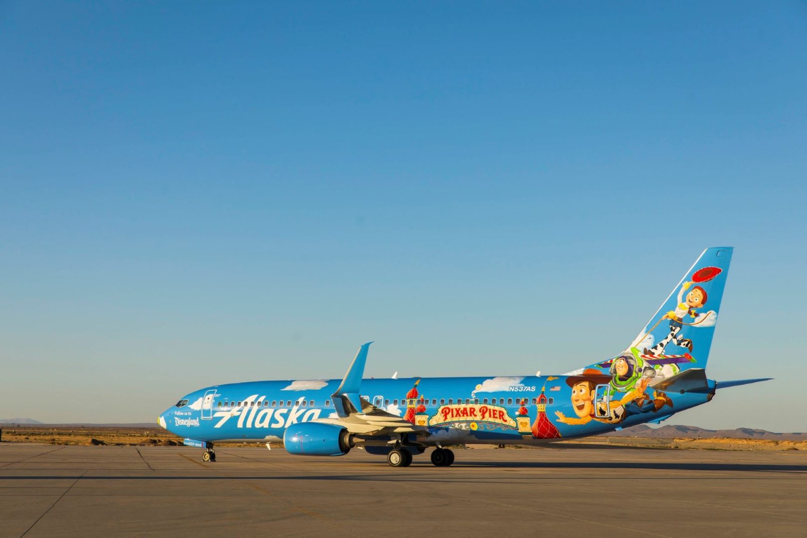 Alaska Airlines Unveils its New Disneyland Resort-Themed Plane “Tiana’s Bayou Adventure Flyer”