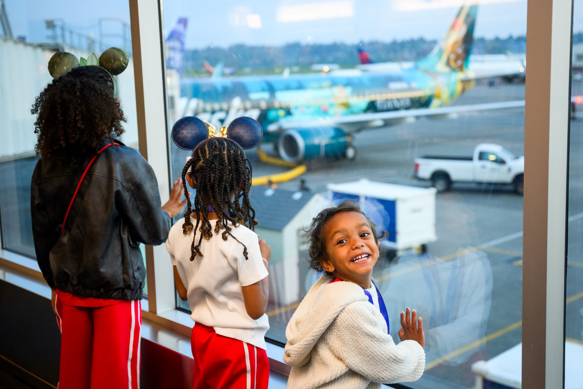 Alaska Airlines Unveils its New Disneyland Resort-Themed Plane “Tiana’s Bayou Adventure Flyer”