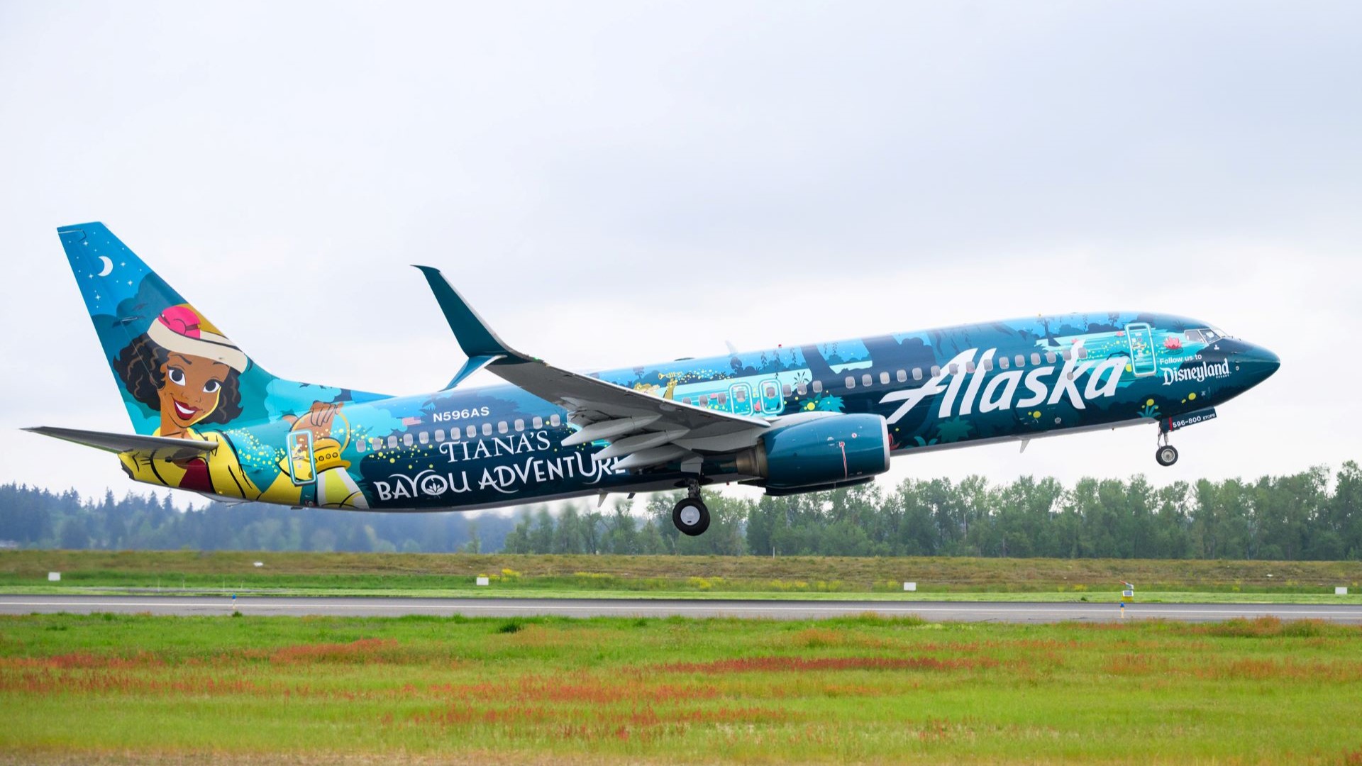 Alaska Airlines Unveils its New Disneyland Resort-Themed Plane “Tiana’s Bayou Adventure Flyer”