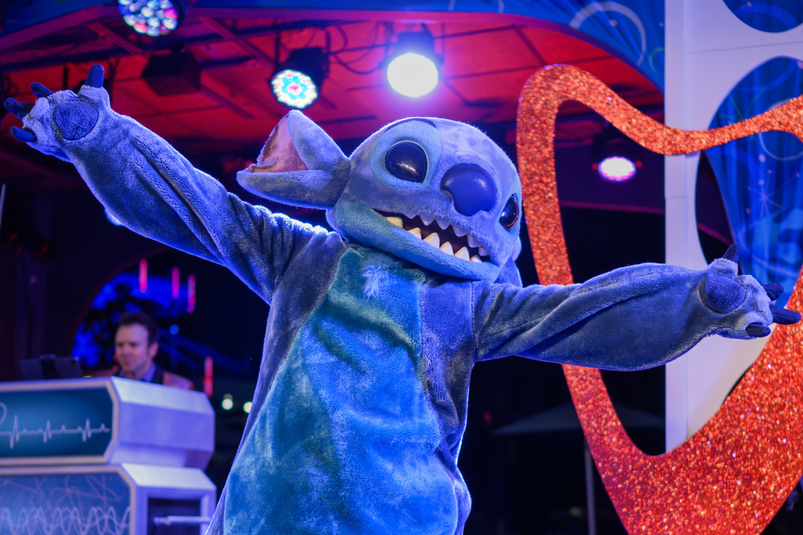 DLR_Stitch Dance Party