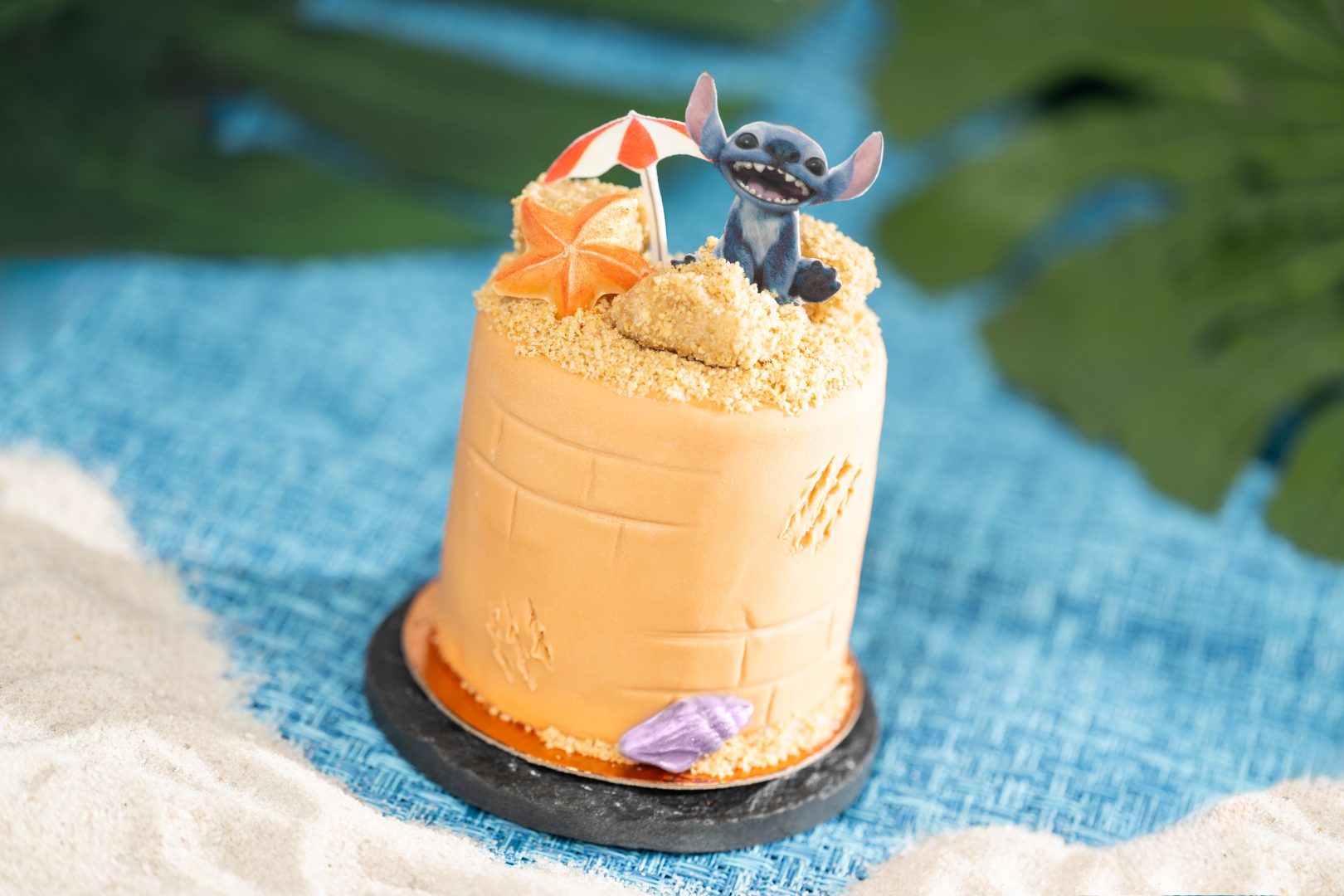 WDW_DS_Amorettes_Stitch_SandcastlePetitCake