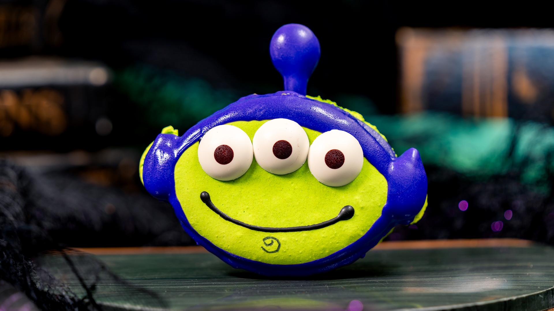 Seasonal Alien Macarooooon