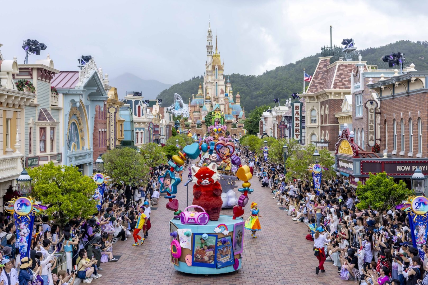 HKDL 20A Friendtastic Parade Turning Red Float