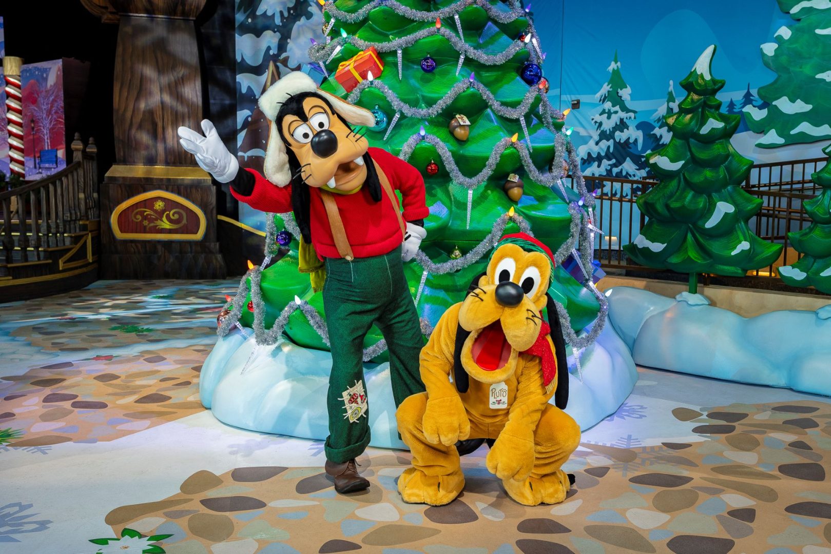 Holidays at Disneyland Resort 2025 - Characters