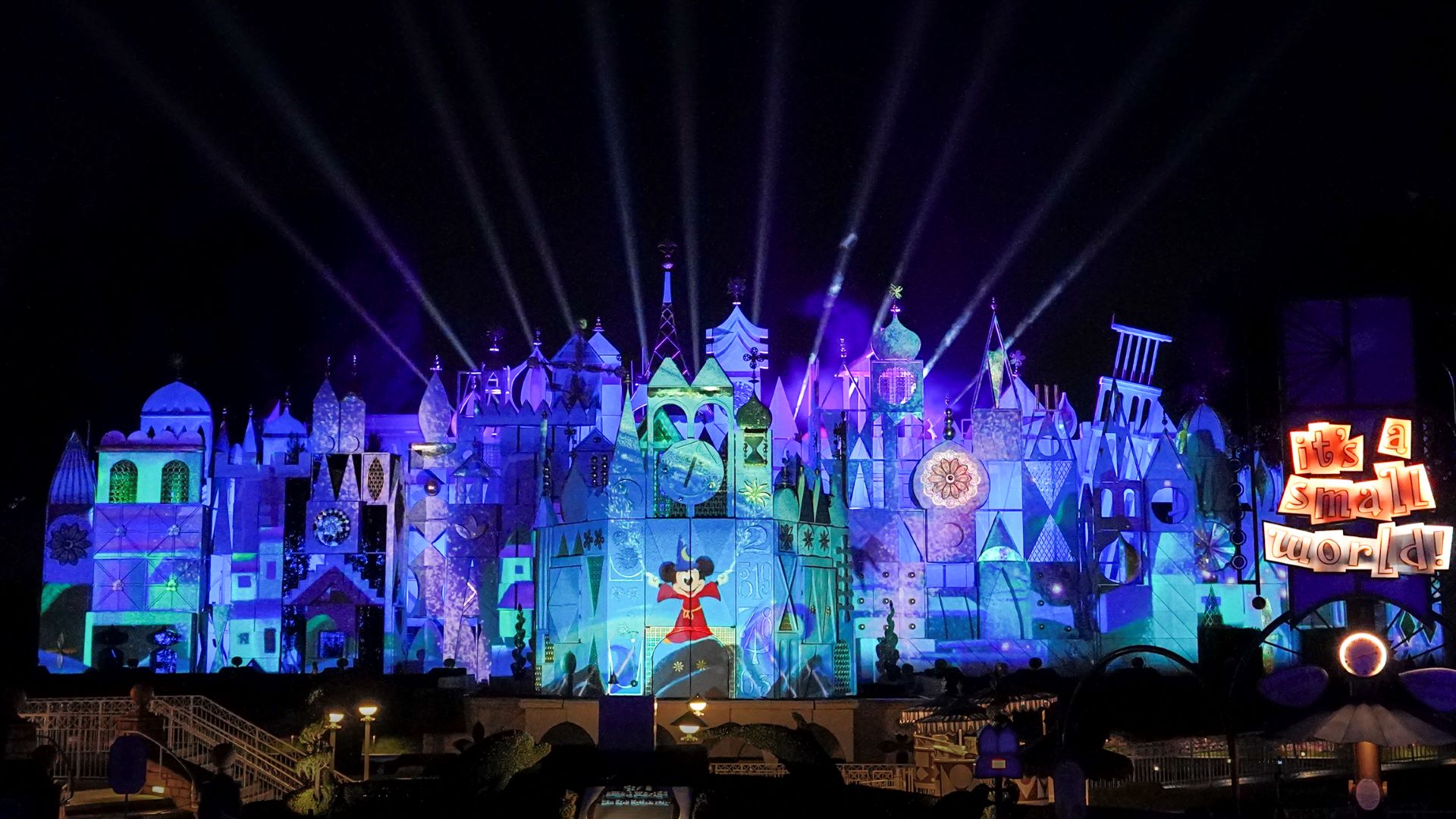 Holidays at Disneyland Resort 2025 - Tapestry of Happiness
