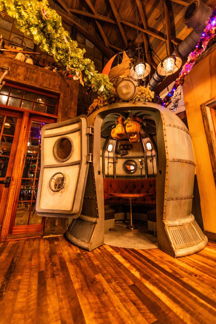 Halloween Hangar Bar Corner Section, Garland, Pumpkins