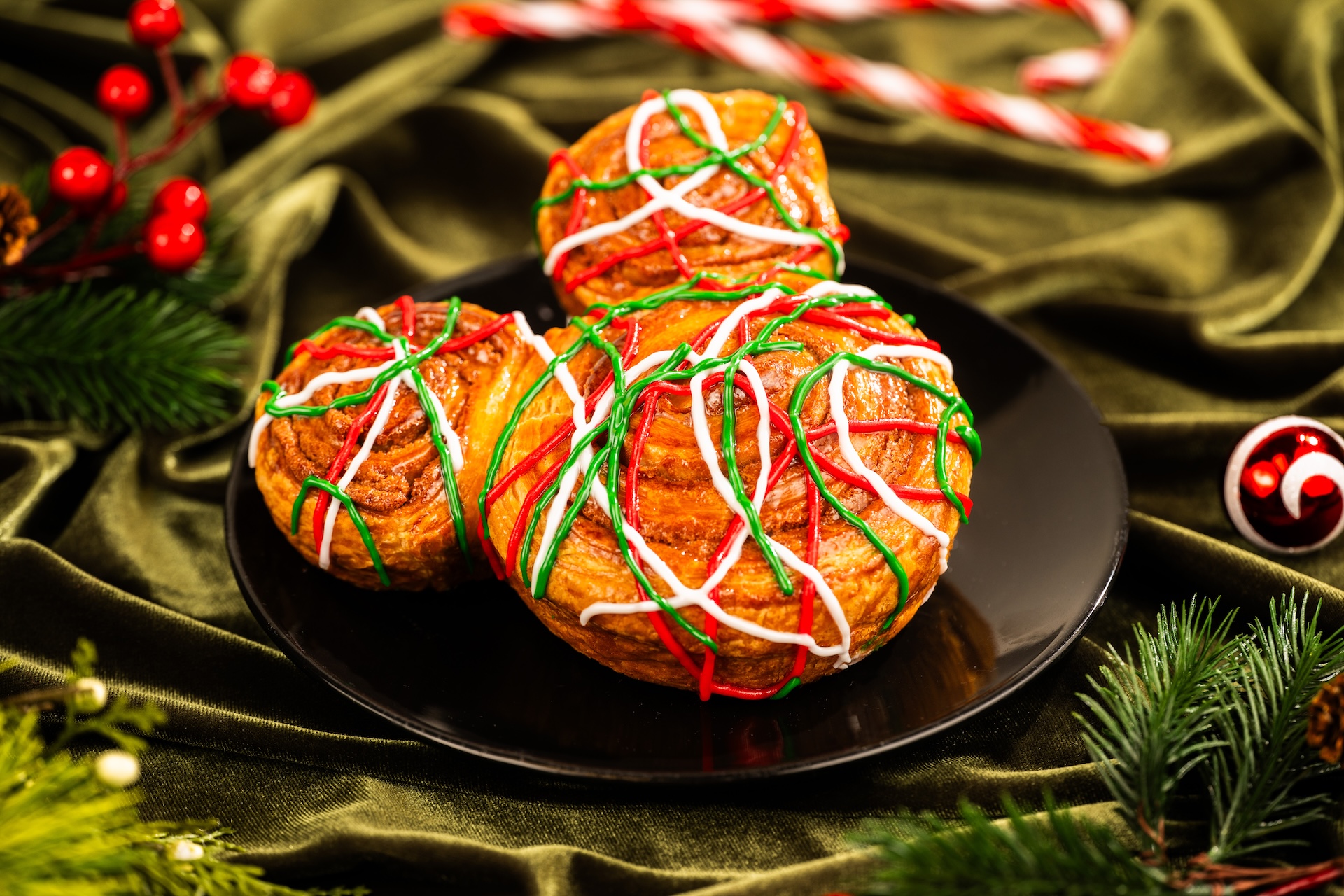 Mickey Cinnamon Roll with Christmas-colored Icing (New) 