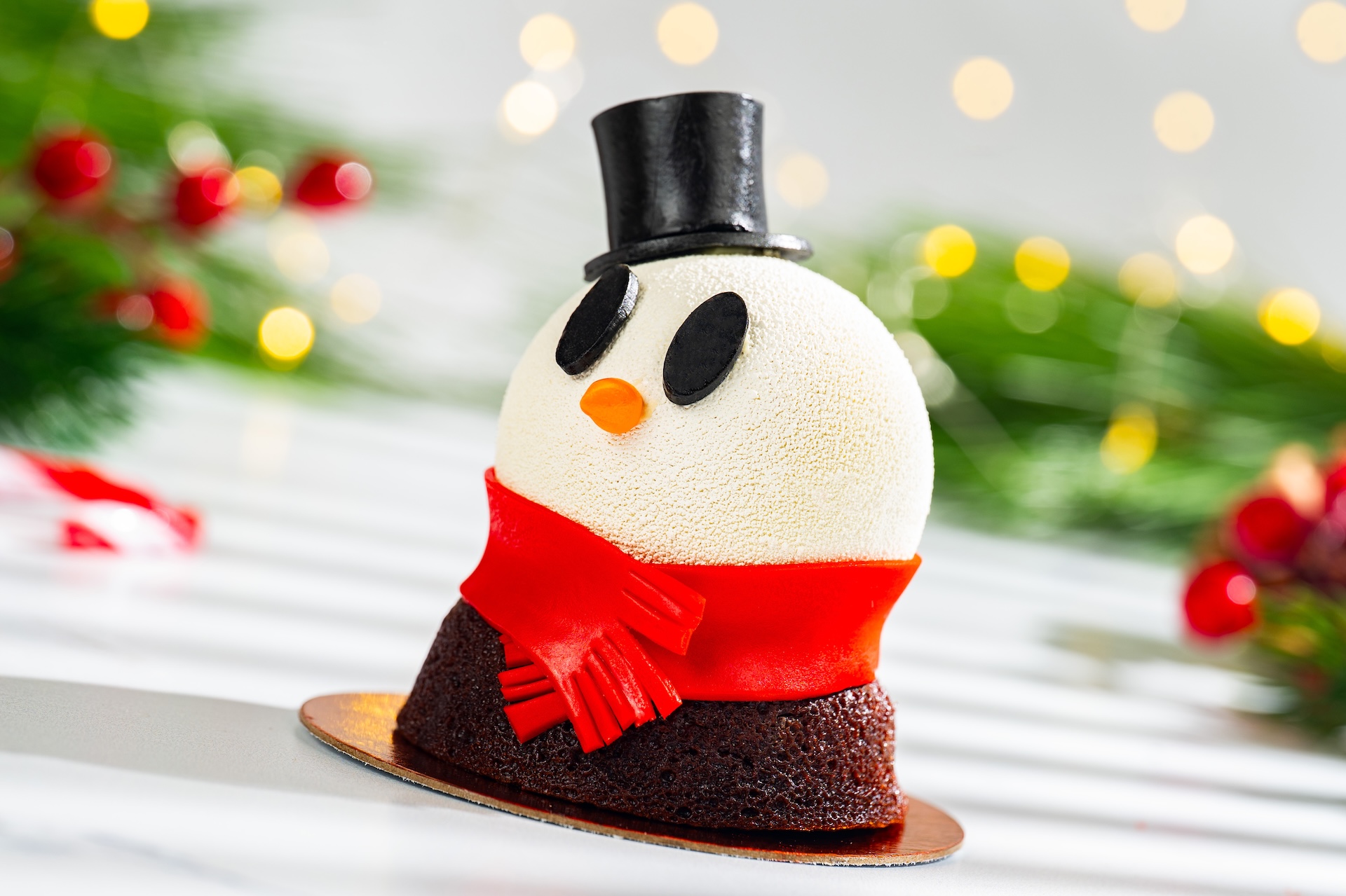 Snowman Pastry: Cookies and cream mousse, chocolate brownie, and dark chocolate crispy pearls (New) 