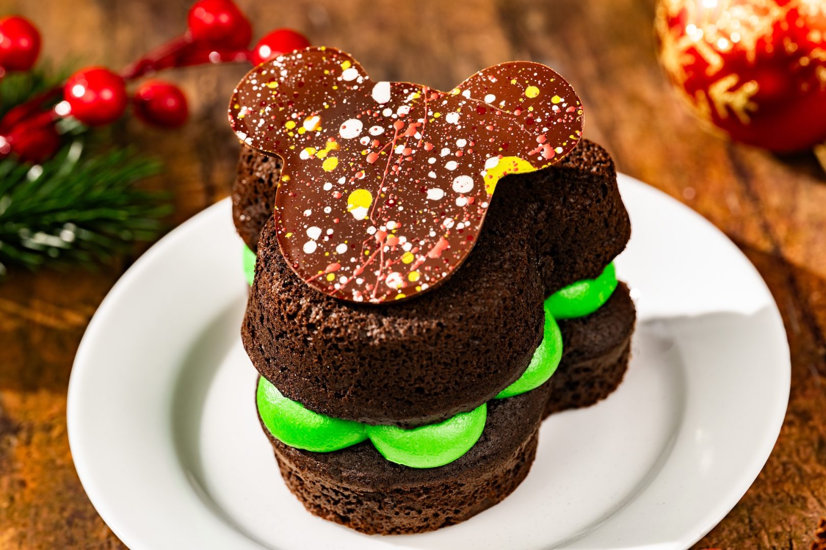 Mickey Whoopie Pie: Chocolate cake sandwiched with marshmallow-mint buttercream (Plant-based) 