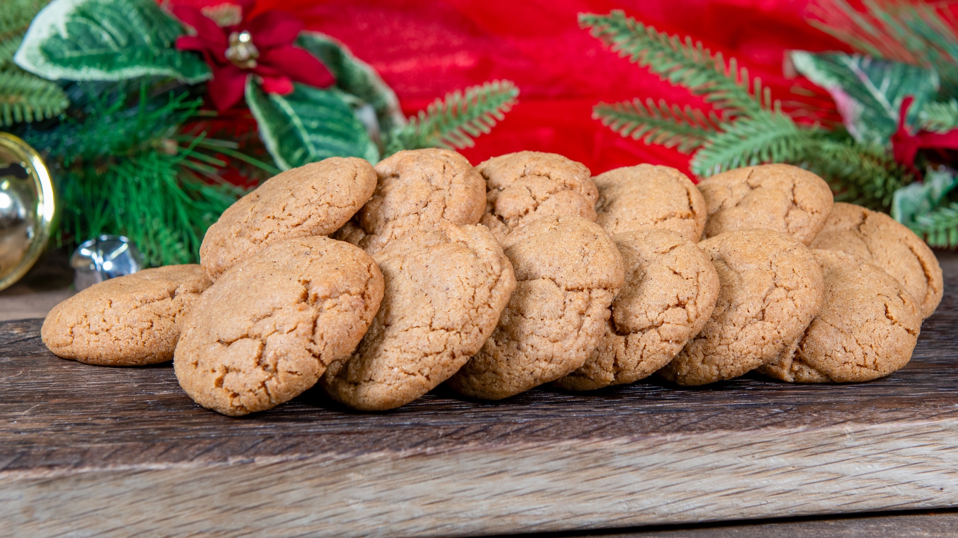 Gingerbread Cookies: Fresh-baked gingerbread cookies 