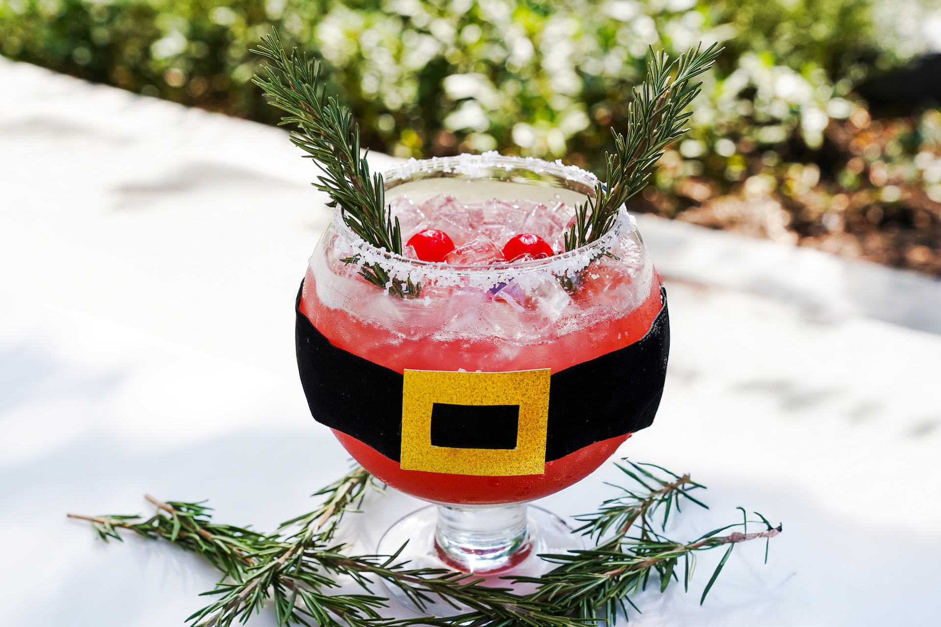 Santa’s Margarita: Tequila blanco, peach schnapps, margarita mix, cranberry juice, and black raspberry liquor (New) 