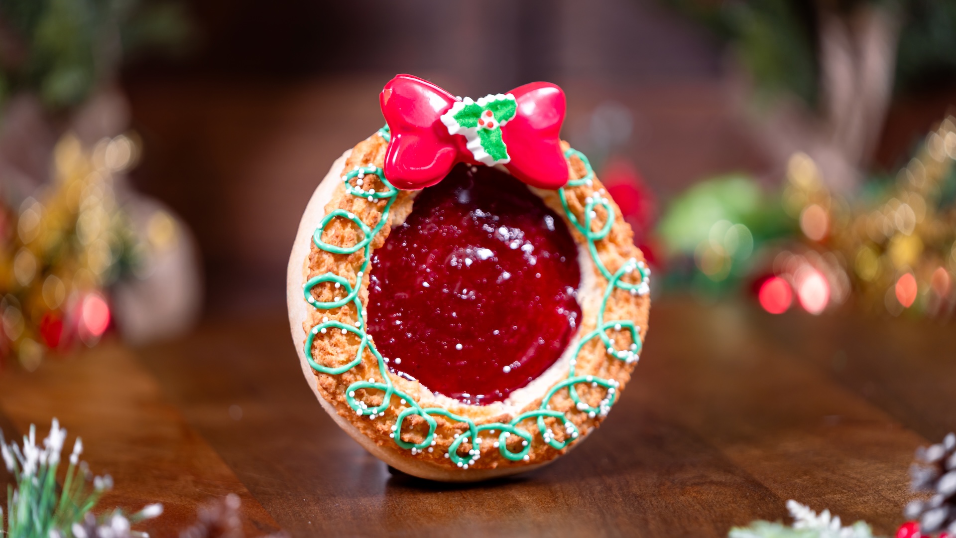 Raspberry Coconut Wreath: Almond shortbread cookie with coconut macaron ring, filled with raspberry jam (New) 