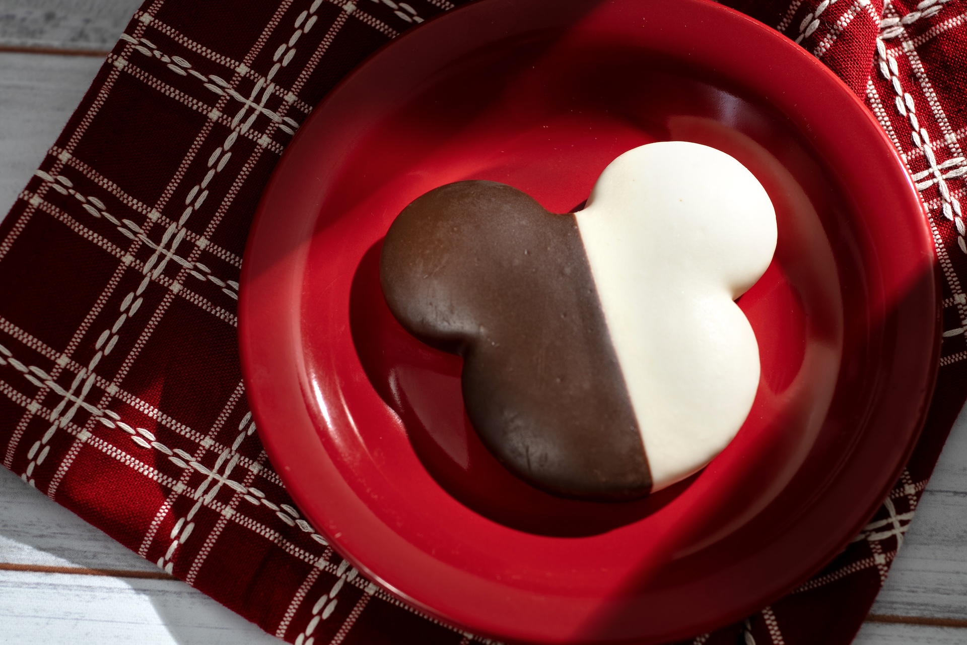 ickey-shaped Almond Black and White Cookie (New)