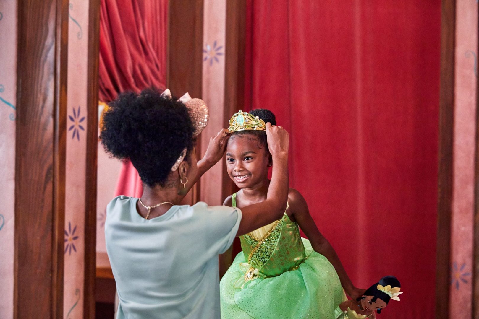 Disneyland Resort Souvenir Guide Freebies, Merch and More