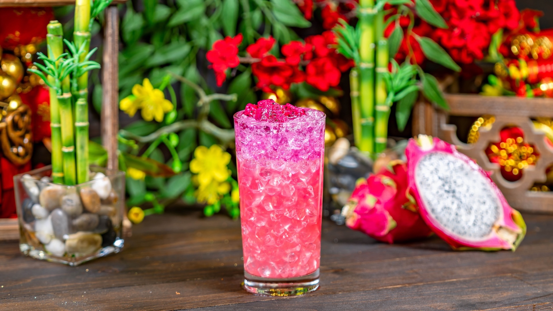 🍽️ Guava Dragon Fruit Sparkler: Simply Lemonade, Topo Chico, and guava and dragon fruit syrups garnished with frozen dragon fruit (Non-alcoholic) (New)